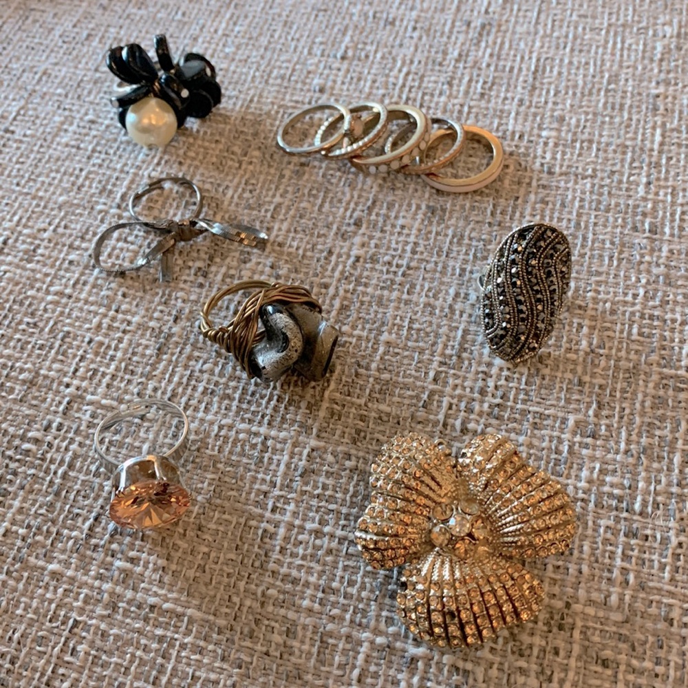 Costume jewelry bundle (11 rings) various sizes, some adjustable